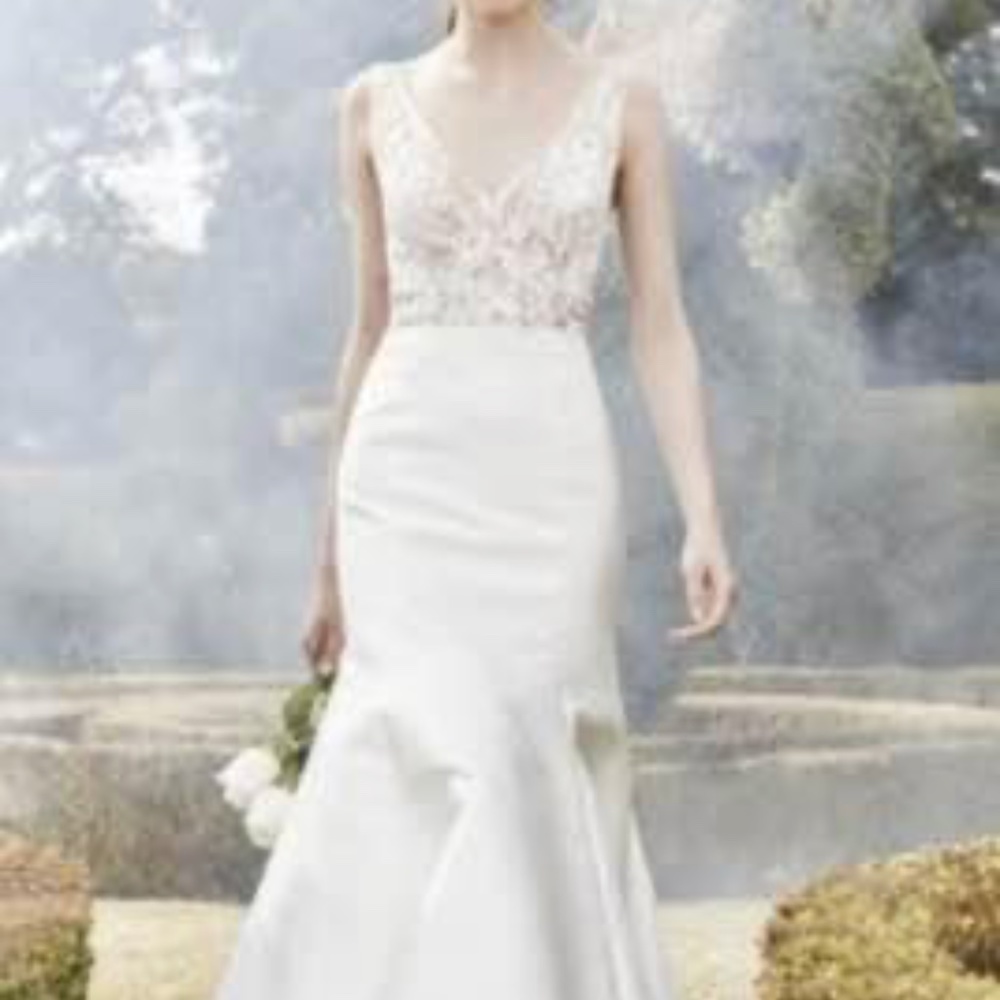Trumpet Style Lace Wedding gown/ Monique Lhuilier never worn